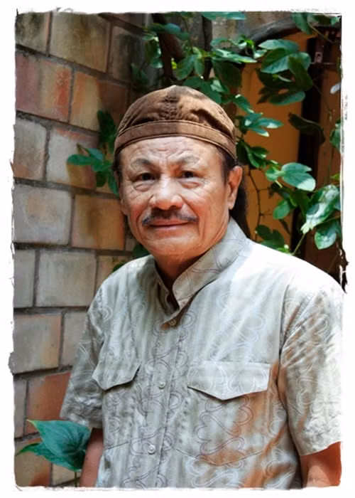 Sau thời gian chống chọi bệnh ung thư phổi, đạo diễn Lê Cung Bắc qua đời vào sáng ngày 13/6 ở tuổi 75. Sinh thời, ông có nhiều cống hiến cho nghệ thuật. Theo PLO, đạo diễn Lê Cung Bắc tốt nghiệp cao học quản trị kinh doanh nhưng do rất mê kịch, nên ngay từ khi còn học đại học, ông thường xuyên tham gia kịch nghệ. Sau khi tốt nghiệp đại học năm 1970, Lê Cung Bắc về Sài Gòn học cao học, vừa viết báo vừa tham gia diễn kịch cho Đài Truyền hình Sài Gòn. Sau năm 1975, ông hoạt động một thời gian ở Sân khấu kịch Bông Hồng rồi chuyển hẳn sang hoạt động điện ảnh. Ảnh: VTV