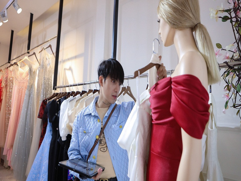 Trước mỗi buổi chụp hình, Kye Nguyễn phải đến từng cửa hàng mượn trang phục, phụ kiện. Ảnh: Zing