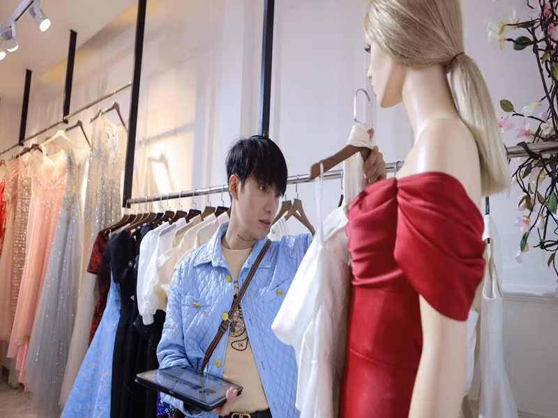 Trước mỗi buổi chụp hình, Kye Nguyễn phải đến từng cửa hàng mượn trang phục, phụ kiện. Ảnh: Zing