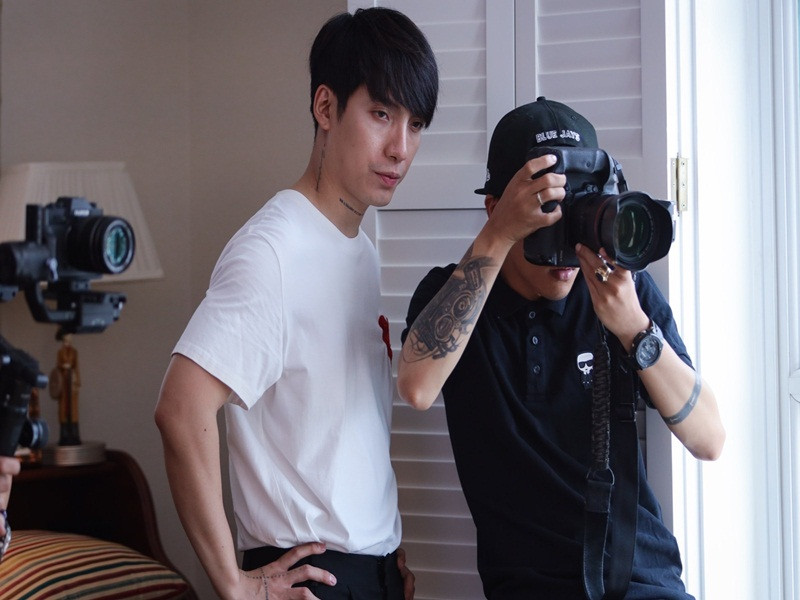 Kye Nguyễn chia sẻ trên Zing, nghề stylist không hào nhoáng như mọi người vẫn nghĩ. Mỗi buổi chụp mất 2 ngày và bắt đầu từ sáng sớm đến tối muộn. Ảnh: Zing