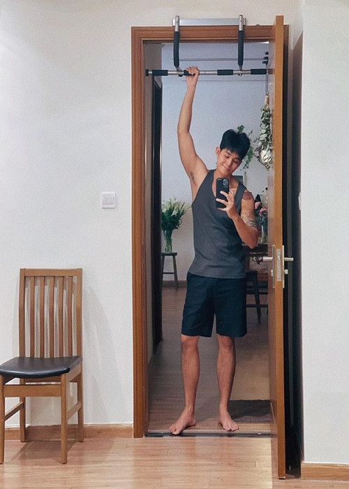 Jun Phạm không quên tập luyện để nâng cao sức khỏe.