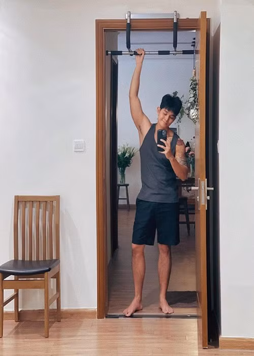 Jun Phạm không quên tập luyện để nâng cao sức khỏe.