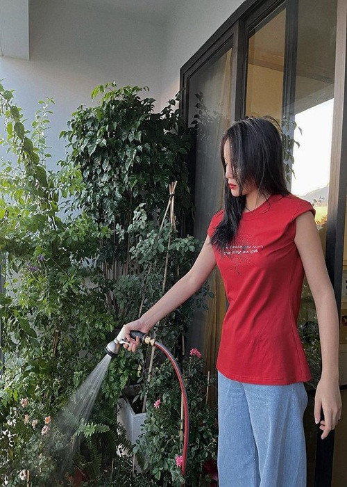 Kỳ Duyên chăm sóc cây ở căn hộ.