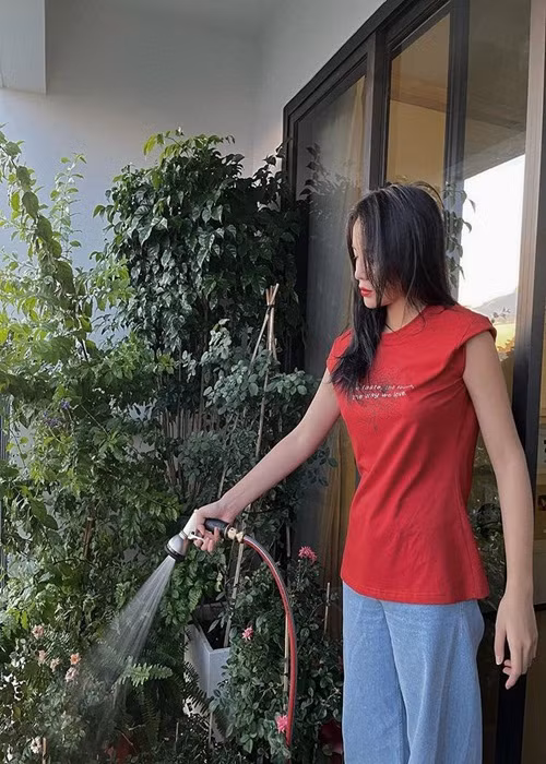 Kỳ Duyên chăm sóc cây ở căn hộ.