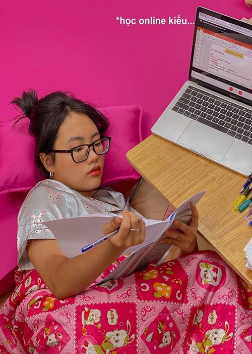 Phương Mỹ Chi tiếp tục học online khi TP.HCM thực hiện giãn cách xã hội.