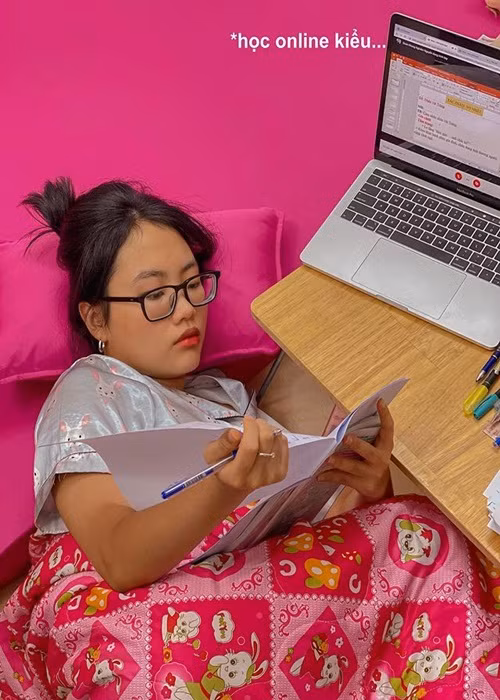 Phương Mỹ Chi tiếp tục học online khi TP.HCM thực hiện giãn cách xã hội.