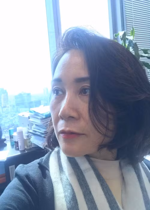 Tạ Bích Loan chưa từng chia sẻ về bất cứ điều gì về chồng. Theo tiết lộ của bạn bè trong nghề, chồng của nhà báo Tạ Bích Loan có trách nhiệm với gia đình và rất thấu hiểu với sự bận rộn trong công việc của vợ.