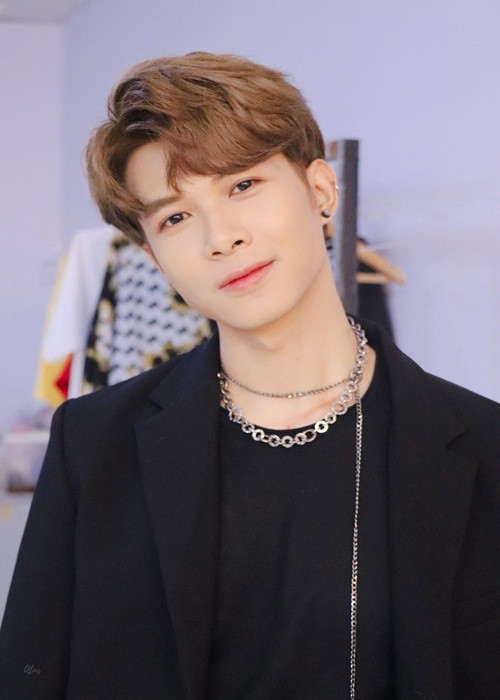 Anh Tú cho hay: “Do du lịch Hàn Quốc nên giờ Tú mới thấy ảnh lan truyền trên mạng xã hội. Đây là ảnh đã được chỉnh sửa, cắt ghép. Tú cũng không hiểu người chỉnh sửa và tung ảnh này lên mạng có mục đích gì".