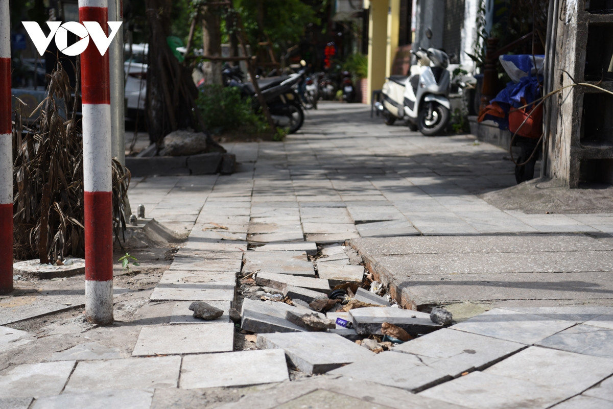 Mặc dù mới được lát đá không lâu nhưng đang sụt lún do chất lượng thi công không đảm bảo.