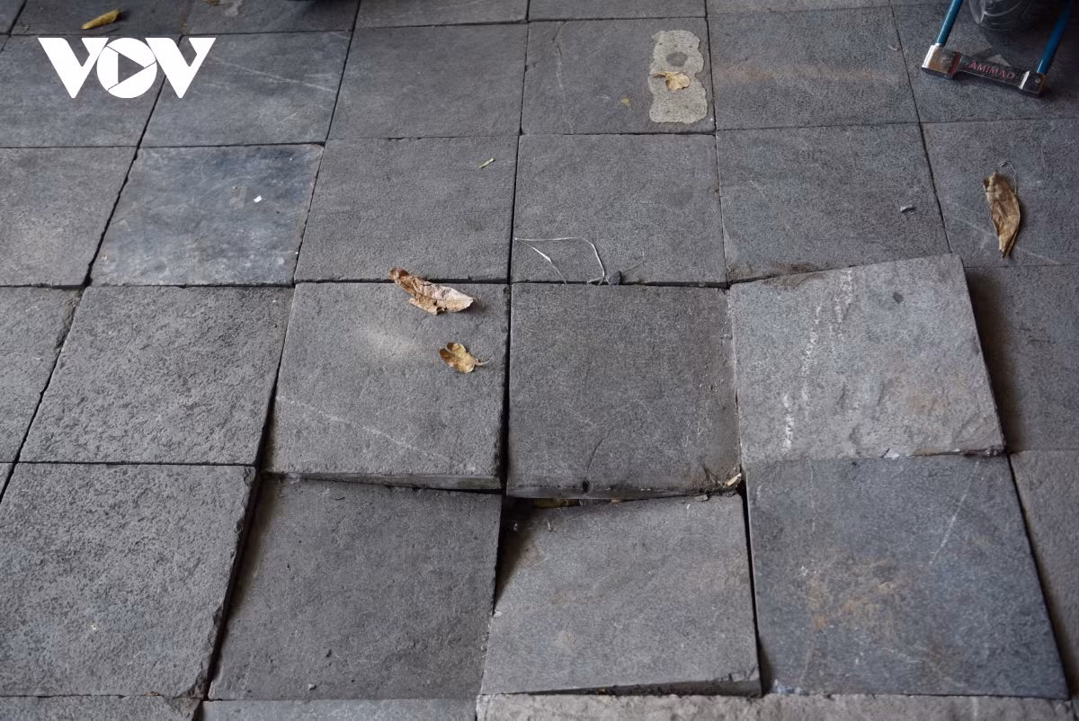 Theo người dân sự việc sụt lún là do hoàn trả mặt bằng ẩu.