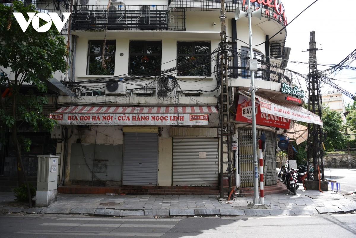 Theo người dân sinh sống tại nơi có vỉa hè bị hư hỏng này nguyên nhân vỉa hè vỡ nát, sụt lún là do bị các đơn vị thi công đào bới để phục vụ công tác hạ ngầm đường dây điện, cáp thông tin, truyền hình... (Trong ảnh vỉa hè trên phố Đường Thành, quận Hoàn Kiếm mấp mô không còn nguyên trạng sau khi bị đào bới).