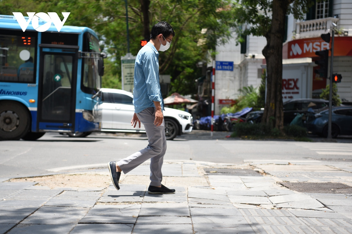 Chỉ sau vài năm vỉa hè được lát đá tự nhiên, đá lát ở nhiều tuyến phố nhanh chóng hỏng vỡ, sụt lún không như kỳ vọng trước đó, cho rằng loại đá này có thời gian sử dụng hàng chục năm. Mặc dù chất lượng đá lát có nhiều vấn đề nhưng việc lát đá vẫn được triển khai ở các quận nội thành sau khi có Kết luận của Thanh tra Thành phố Hà Nội. (Trong ảnh: Vỉa hè ngã tư Lý Thường Kiệt- Bà Triệu) sụt lún sau khi bị một đơn vị đến đào bới).