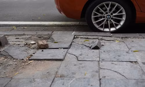 Tuy nhiên, theo ghi nhận của phóng viên, thời gian gần đây việc buôn bán kinh doanh trên vỉa hè tạm dừng để phục vụ công tác phòng, chống dịch bệnh COVID-19. Vỉa hè thông thoáng đã phát lộ ra tình trạng đá lát vỡ nát ở nhiều nơi.