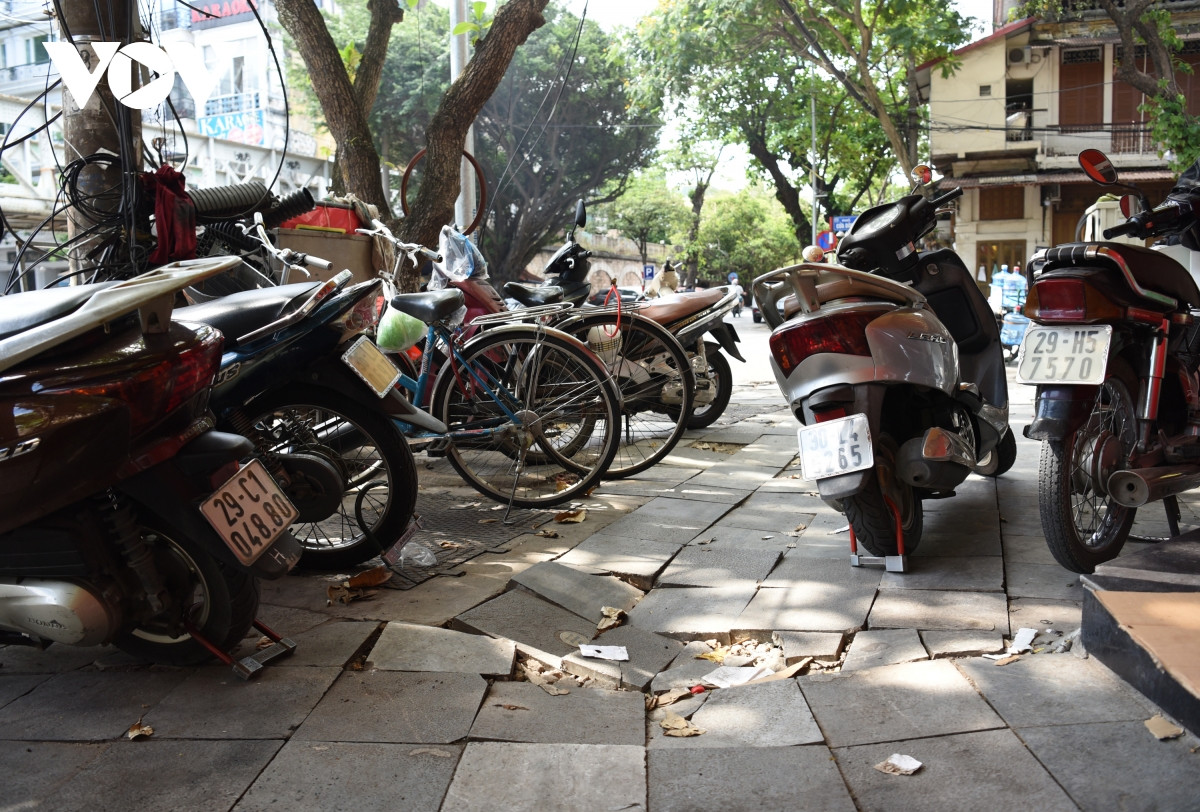 " Vỉa hè được lát 10 năm nay, rất bền, rất đẹp trước đây cũng có vài lần thi công nhưng không bị tình trạng xô lệch, vỡ nát như thế này. Cách đây khoảng hơn 2 tháng người ta tới đào vỉa hè để hạ ngầm đường dây nhưng hoàn trả mặt bằng không cẩn thận sau cơn mưa lớn vừa qua xuất hiện sụt lún. Trước cửa nhà ai thì nhà nấy lấy xi măng vá víu để giữ nhưng cũng không ăn thua" - Một người dân cho hay./.