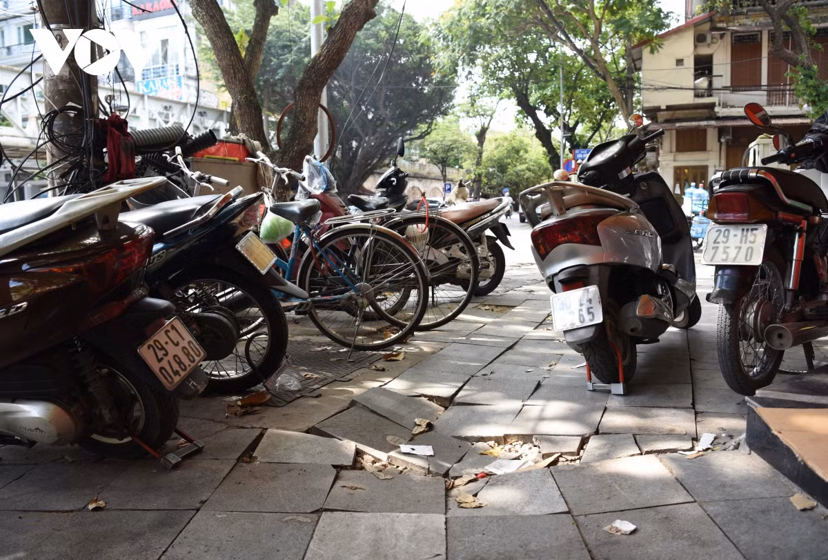 " Vỉa hè được lát 10 năm nay, rất bền, rất đẹp trước đây cũng có vài lần thi công nhưng không bị tình trạng xô lệch, vỡ nát như thế này. Cách đây khoảng hơn 2 tháng người ta tới đào vỉa hè để hạ ngầm đường dây nhưng hoàn trả mặt bằng không cẩn thận sau cơn mưa lớn vừa qua xuất hiện sụt lún. Trước cửa nhà ai thì nhà nấy lấy xi măng vá víu để giữ nhưng cũng không ăn thua" - Một người dân cho hay./.