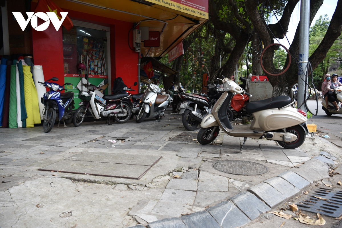 Vỉa hè số 2 phố Đường Thành, theo người dân vỉa hè được lát đá từ năm 2010 vào dịp kỷ niệm 1.000 năm Thăng Long có chất lượng khá tốt bền đẹp nhưng do bị đào bới phục vụ hạ ngầm nên gần đây có hiện tượng xô lệch, sụt lún.