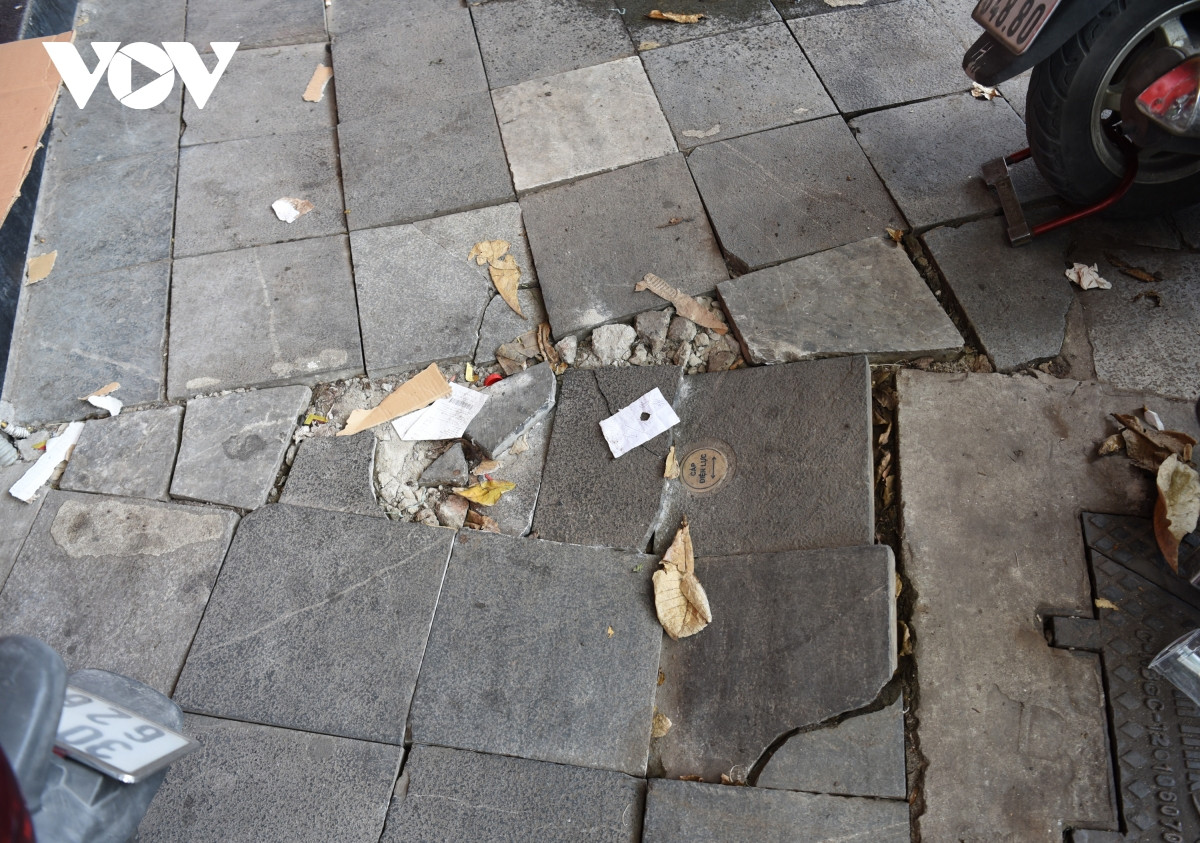 Sụt lún cùng với xe cộ đè lên khiến các viên đá lát không còn nguyên vẹn.