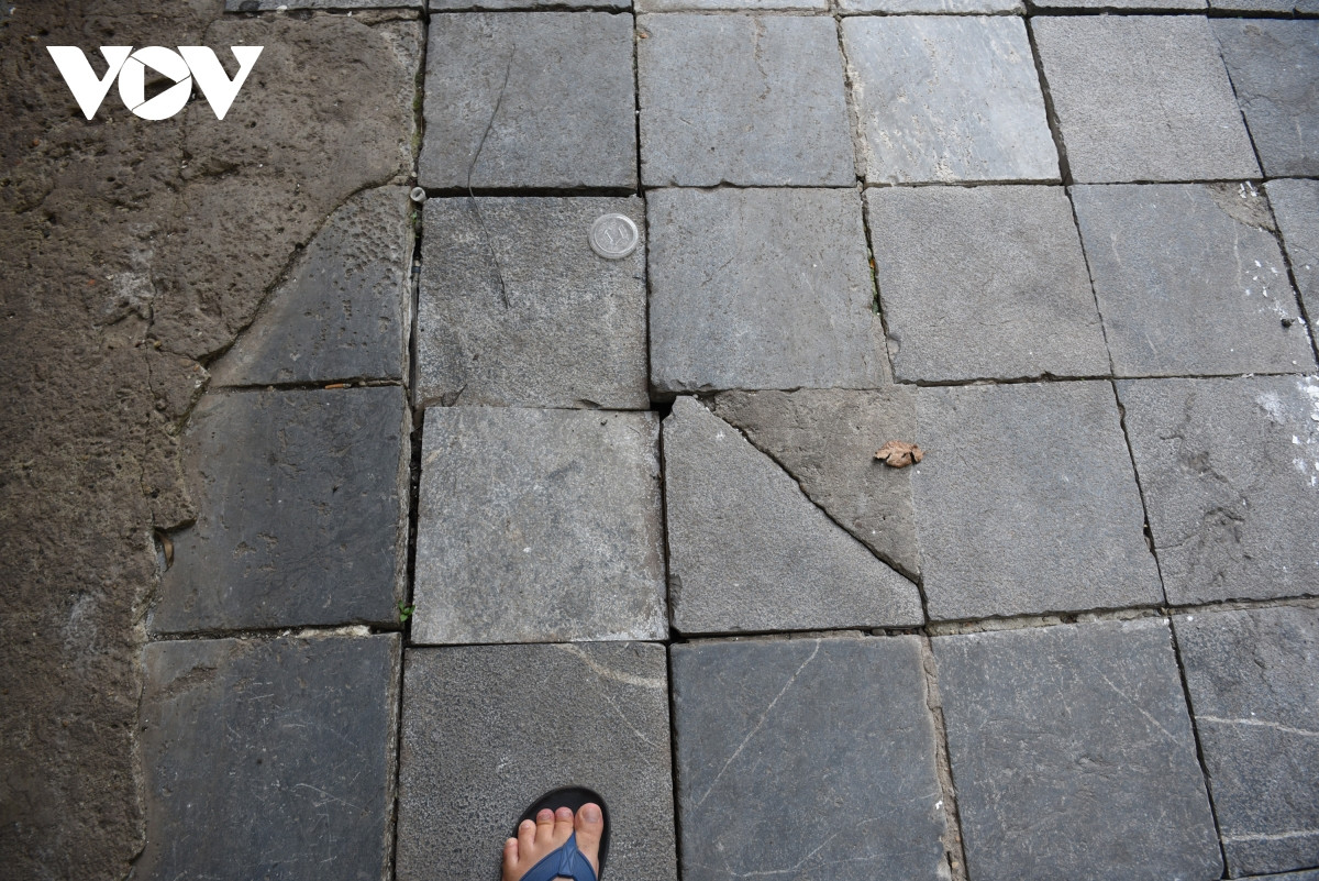 Đá lát xô lệch nhiều viên vỡ đôi.
