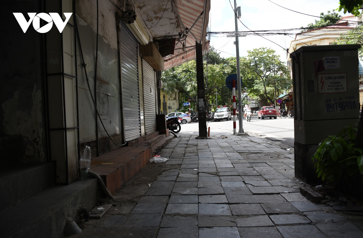 Có thể dùng tay dễ dàng cạy viên đá bị bong tróc.