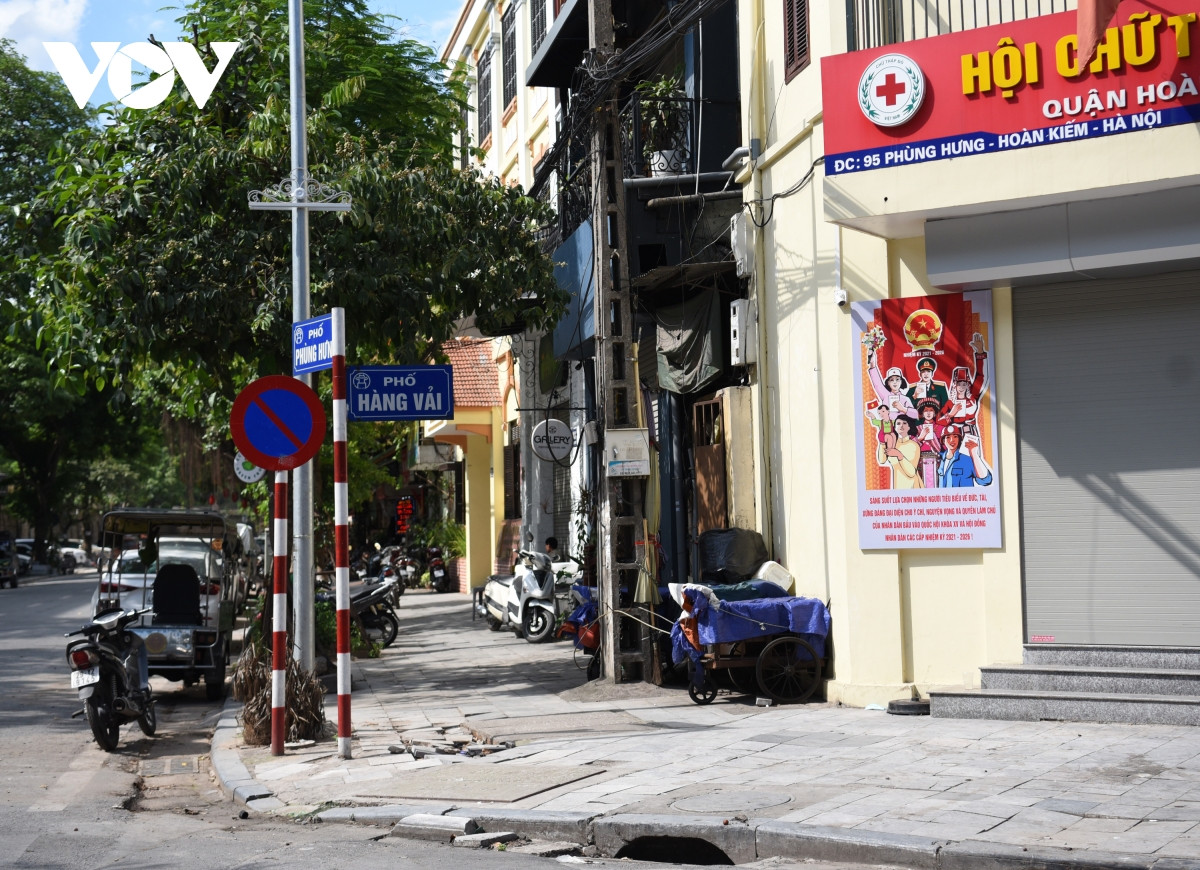 Phố Hàng Vải- Phùng Hưng đá lát vỡ tạo thành hố trên vỉa hè.