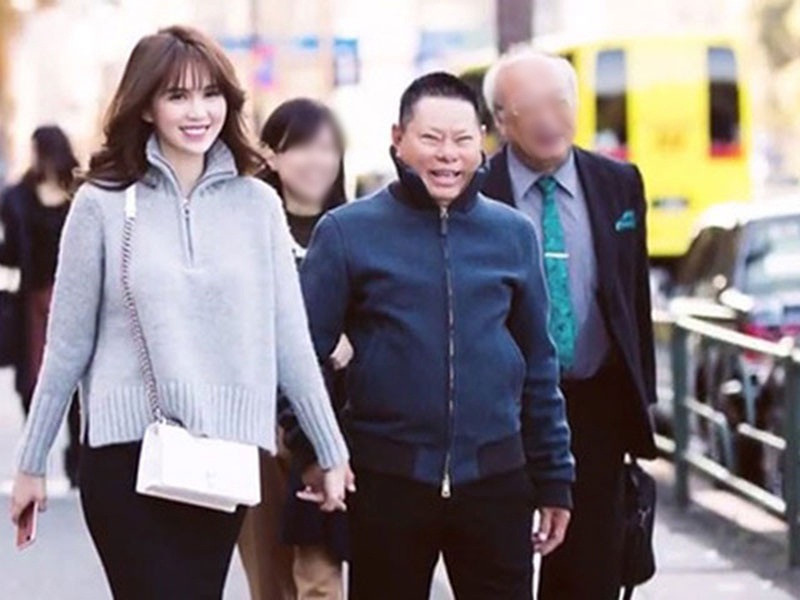 Mới đây, cư dân mạng lan truyền clip tỷ phú Hoàng Kiều chia sẻ lý do chia tay Ngọc Trinh. Cả hai hẹn hò từ tháng 11/2016 đến tháng 1/2017. Ngày còn mặn nồng, Ngọc Trinh được Hoàng Kiều chiều chuộng như bà hoàng.