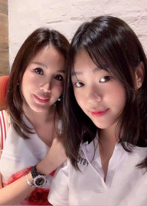 Hsiu sở hữu nhan sắc xinh đẹp, du học ở Mỹ.