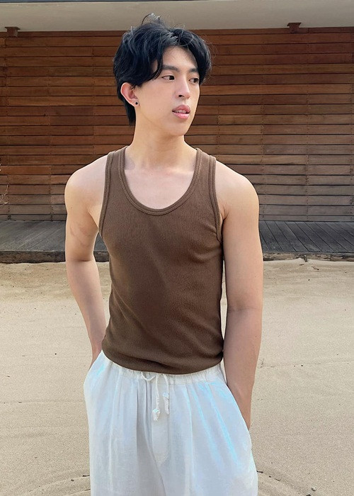 Thu Hoài biết con trai có sự thay đổi giới tính lúc 14 tuổi. Tuy nhiên, cô đợi con trai đủ 18 tuổi mới dụ uống rượu để trải lòng. Thu Hoài chia sẻ, cô không xấu hổ hay giấu giếm việc cậu quý tử đầu lòng là người đồng tính.