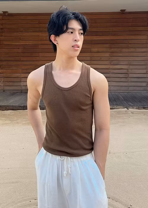 Thu Hoài biết con trai có sự thay đổi giới tính lúc 14 tuổi. Tuy nhiên, cô đợi con trai đủ 18 tuổi mới dụ uống rượu để trải lòng. Thu Hoài chia sẻ, cô không xấu hổ hay giấu giếm việc cậu quý tử đầu lòng là người đồng tính.