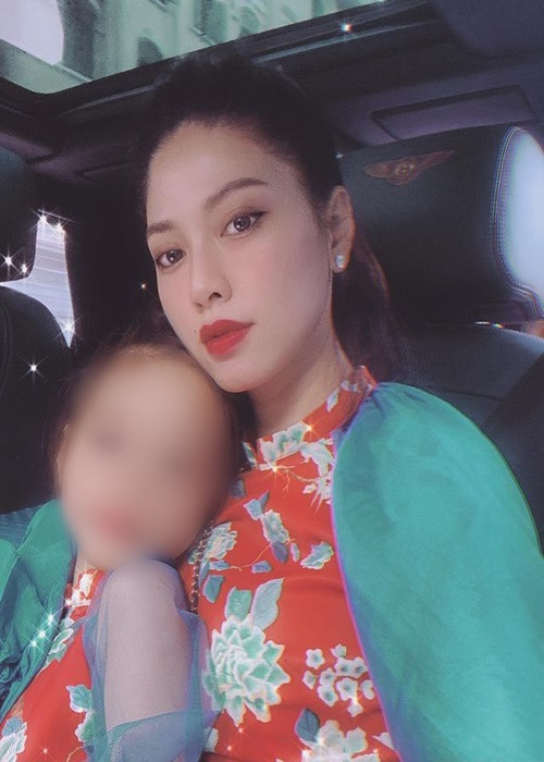 Tháng 2/2021, Ngọc Trinh khoe ảnh mặc áo dài đôi cùng một bé gái kèm chú thích tạm dịch: “Thế hệ tiếp theo”.