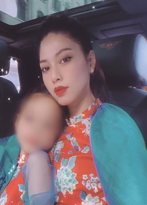 Tháng 2/2021, Ngọc Trinh khoe ảnh mặc áo dài đôi cùng một bé gái kèm chú thích tạm dịch: “Thế hệ tiếp theo”.