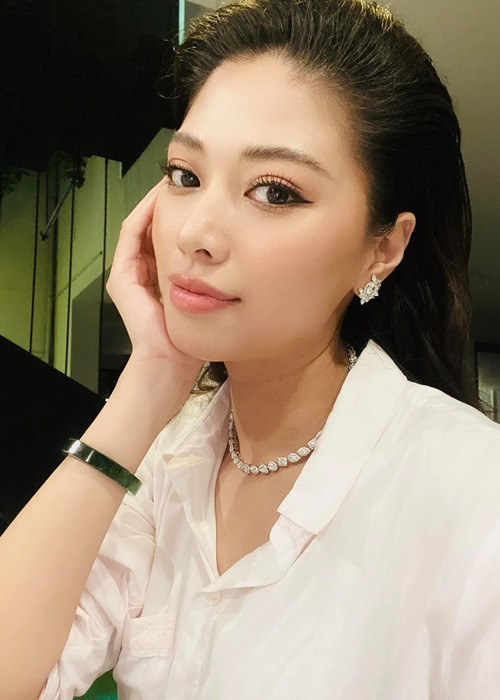 Cũng trong tháng 2/2021, nữ biên tập viên đã khởi động chiến dịch "12 ngày cho đi" bằng cách trao tặng đồ hiệu của cô cho những người muốn sở hữu để đổi lại số tiền ủng hộ giúp đỡ trẻ em trong tâm dịch Hải Dương.