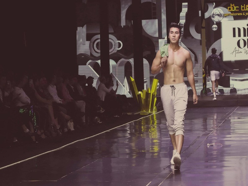 Nam người mẫu có gương mặt nam tính, điển trai cùng hình thể đẹp.