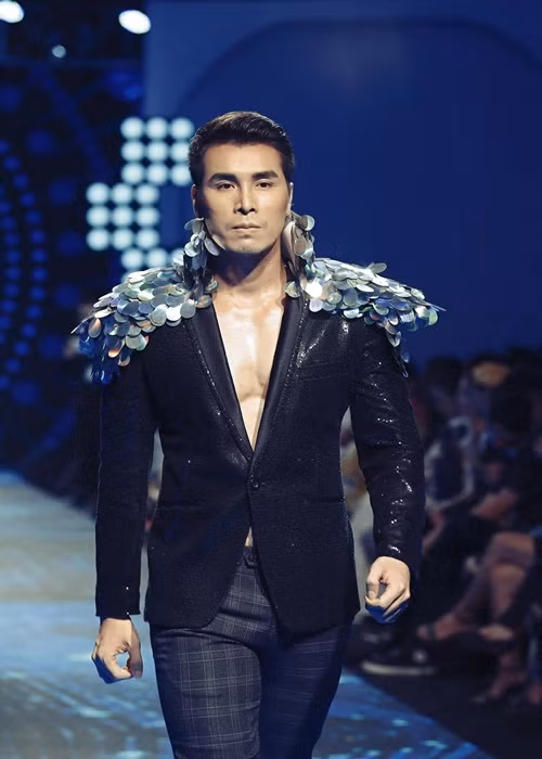 Hình ảnh Phi Kha trên một sàn diễn thời trang.