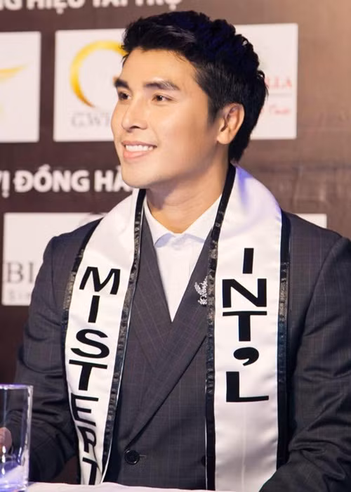 Hoàng Phi Kha xuất thân là một người mẫu. Anh từng đoạt giải Á vương 1 cuộc thi Nam vương qua ảnh năm 2012, giải Người mẫu có hình thể đẹp năm 2014, Á vương 2 cuộc thi Nam vương châu Á Quốc tế 2018.