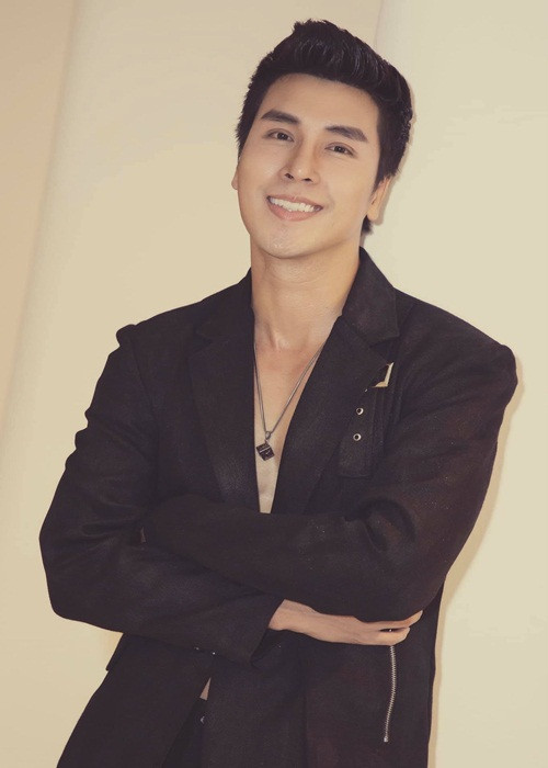 Phi Kha từng tham gia lớp đào tạo diễn viên ở sân khấu kịch Hồng Vân do nghệ sĩ Hữu Châu và Minh Nhí trực tiếp giảng dạy.