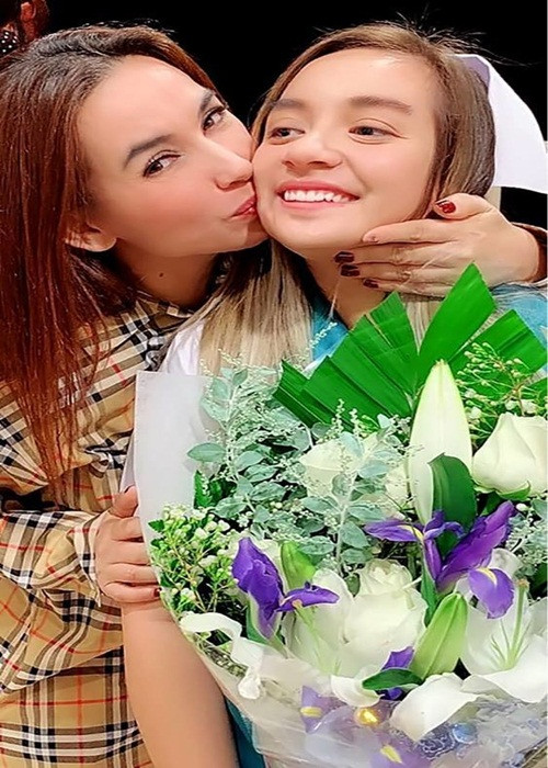 Con gái Phi Nhung sống ở Mỹ từ khi sinh ra cho đến nay. Hiện tại, em làm y tá điều dưỡng tại một trung tâm y tế lớn.