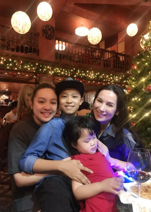 Wendy rất vui khi mẹ có thêm nhiều con nuôi ở Việt Nam. "Kể từ khi đi làm thêm có tiền, tháng nào em cũng gửi về Việt Nam 100 USD để cho sư cô lo cho mấy đứa em”, Phi Nhung cho hay.