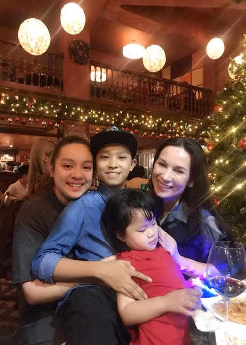 Wendy rất vui khi mẹ có thêm nhiều con nuôi ở Việt Nam. "Kể từ khi đi làm thêm có tiền, tháng nào em cũng gửi về Việt Nam 100 USD để cho sư cô lo cho mấy đứa em”, Phi Nhung cho hay.