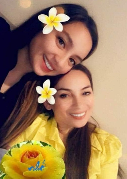 Con gái Phi Nhung tên Wendy, sinh năm 1992, đến năm 2017 mới lộ diện. Wendy chia sẻ trong một chương trình, có lần nghe mẹ giới thiệu các em ở Việt Nam và nói không có con ruột, em cũng rất buồn. Tuy nhiên, khi lớn lớn, hiểu chuyện rồi, Wendy không suy nghĩ nhiều nữa.