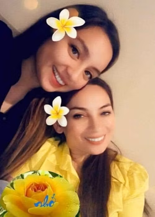 Con gái Phi Nhung tên Wendy, sinh năm 1992, đến năm 2017 mới lộ diện. Wendy chia sẻ trong một chương trình, có lần nghe mẹ giới thiệu các em ở Việt Nam và nói không có con ruột, em cũng rất buồn. Tuy nhiên, khi lớn lớn, hiểu chuyện rồi, Wendy không suy nghĩ nhiều nữa.