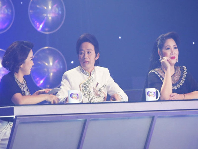 Theo Cát Phượng, kinh phí xây nhà thờ Tổ lên đến 100 tỷ nên Hoài Linh chạy show đến kiệt sức. Từ năm 2014 đến năm 2016, anh liên tục xuất hiện trước công chúng. Hoài Linh đóng phim, diễn hài, làm giám khảo gameshow, dẫn chương trình.