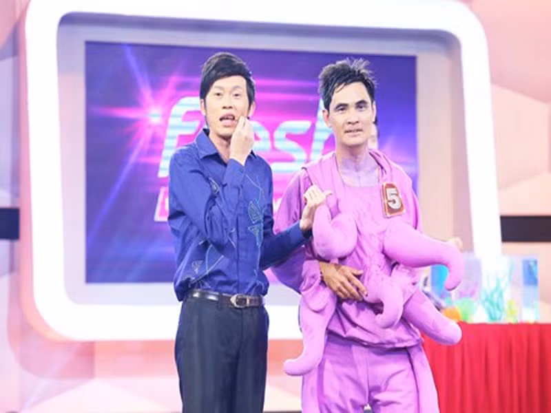Ở mảng gameshow, Hoài Linh “cầm cân nảy mực” của nhiều gameshow như: Ơn giời cậu đây rồi, Tìm kiếm tài năng Việt Nam, Gương mặt thân quen, Bước nhảy ngàn cân, Ca sĩ giấu mặt, Cười xuyên Việt, Người bí ẩn, Hội quán tiếu lâm, Bí mật đêm chủ nhật.