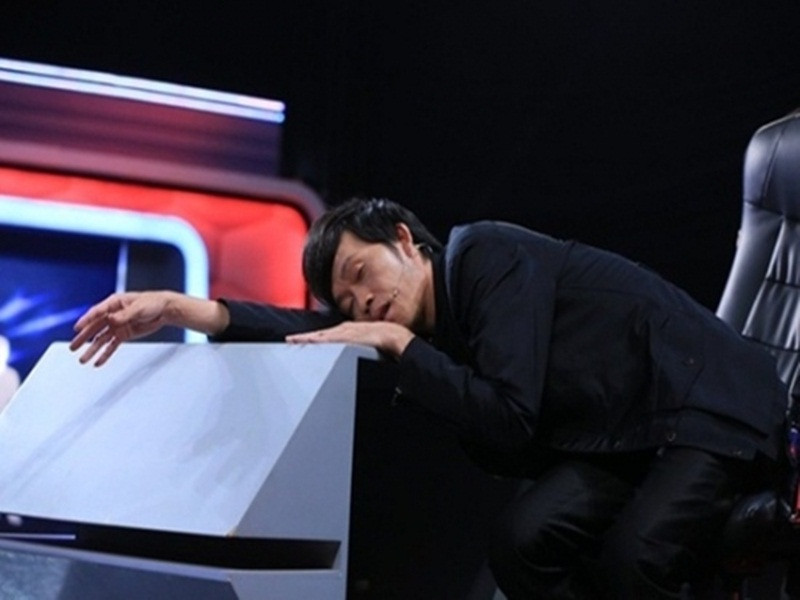 Với lịch diễn dày đặc, Hoài Linh không giấu nổi gương mặt phờ phạc, mệt mỏi. Anh từng bị bắt gặp ngủ gục ngay trên bàn giám khảo, chợp mắt trong lúc chờ được trang điểm ở hậu trường hay truyền nước để làm giám khảo. Ảnh: Người đưa tin