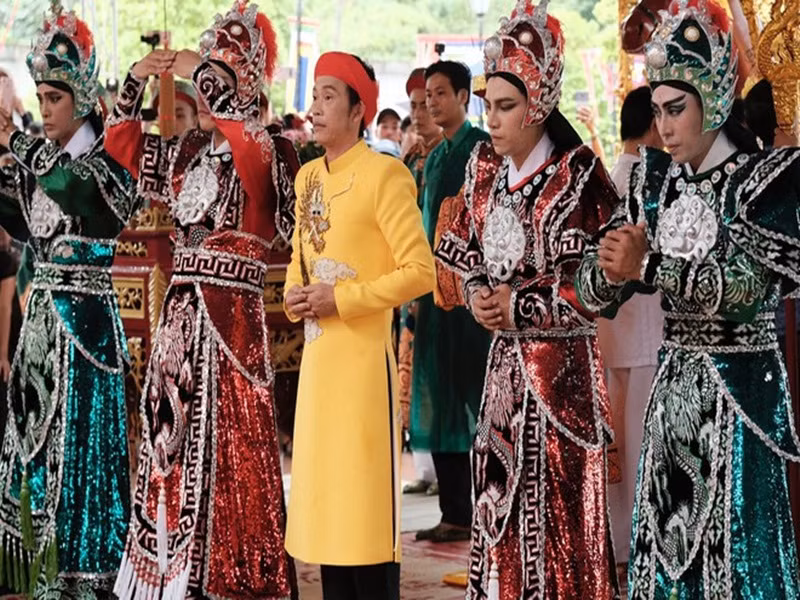 Phát biểu tại buổi khánh thành nhà thờ Tổ nghiệp, Hoài Linh bày tỏ: "Xin đừng nghĩ số tiền đầu tư ngôi đền là của tôi mà là của khán giả, công chúng đã ban tặng cho tôi suốt nhiều thập niên qua, để ngày hôm nay tôi hoàn thành tâm nguyện của mình”. Ảnh: An ninh thủ đô