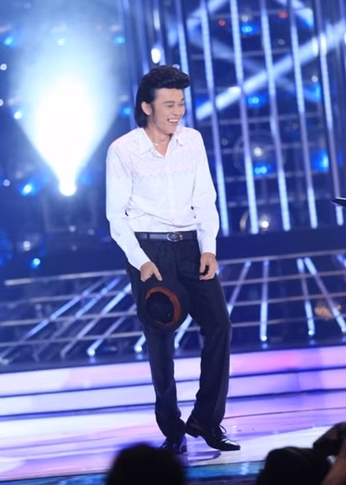 Vốn gầy gò, cộng với chạy show quá nhiều, Hoài Linh ngày càng tiều tụy. Thời điểm tháng 11/2015, anh giảm đến 7kg. Hoài Linh miêu tả thân hình cò hương của mình: "Da đã đụng xương và không thể nắm được phần thịt ở 2 bên hông...". Ảnh: Dân Việt