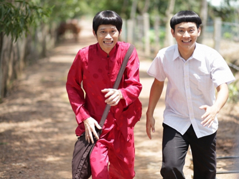 Ở mảng phim ảnh, Hoài Linh đóng loạt phim “Quý tử bất đắc dĩ", "Ma dai", "Già gân, mỹ nhân và găng tơ", "Tía tui là cao thủ", " Bảo mẫu siêu quậy 2", "Mặt nạ máu", “Năm sau con lại về”, “Nắng”, "Lớp học một không hai", "Ra giêng anh cưới em", "Vợ là mùa xuân". Ảnh: Gia đình Việt Nam