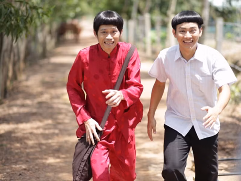 Ở mảng phim ảnh, Hoài Linh đóng loạt phim “Quý tử bất đắc dĩ", "Ma dai", "Già gân, mỹ nhân và găng tơ", "Tía tui là cao thủ", " Bảo mẫu siêu quậy 2", "Mặt nạ máu", “Năm sau con lại về”, “Nắng”, "Lớp học một không hai", "Ra giêng anh cưới em", "Vợ là mùa xuân". Ảnh: Gia đình Việt Nam