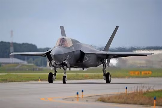 Và khi không thuyết phục được Thổ Nhĩ Kỳ, Mỹ đem con bài F-35 ra mặc cả. Nhưng rõ ràng Washington cũng hiểu rằng Ankara đã đóng góp tiền của cho dự án F-35, đồng thời họ cũng đang bước chân vào sản xuất các linh kiện cấu thành chiến đấu cơ này.