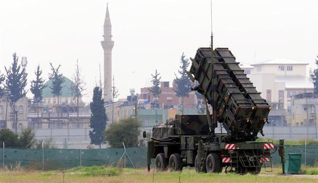 Giới quan sát cho rằng, Mỹ ép thổ Nhĩ Kỳ chịu sự bảo về dưới lưới lửa phòng không NATO nhằm tăng sự lệ thuộc của Ankara. Hình ảnh hệ thống phòng thủ Patriot Mỹ triển khai tại Thổ Nhĩ Kỳ.