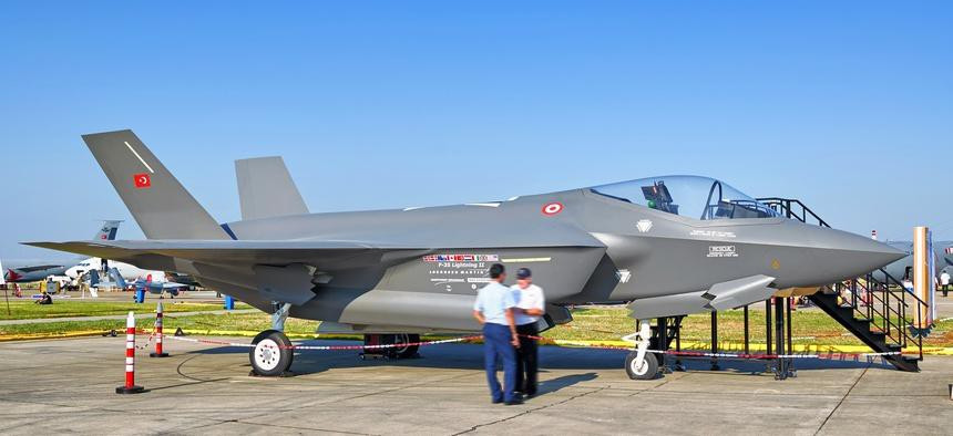 Nếu không bán F-35 cho Thổ Nhĩ Kỳ, ngoài mất đi một khoảng kinh phí khổng lồ, họ cũng còn gặp khó khăn nhất định trong việc tìm kiếm các nhà thầu phụ thay thế Thổ Nhĩ Kỳ để sản xuất cấu kiện của F-35.